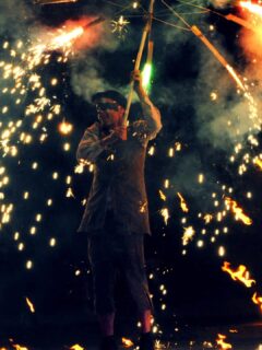 #artphotographer #spectaclederue #artsdelarue #feuxdartifices #magie #cieakouma #photoshoot #photographer #terrassonlavilledieu #bnwphotography #bnw_greatshots